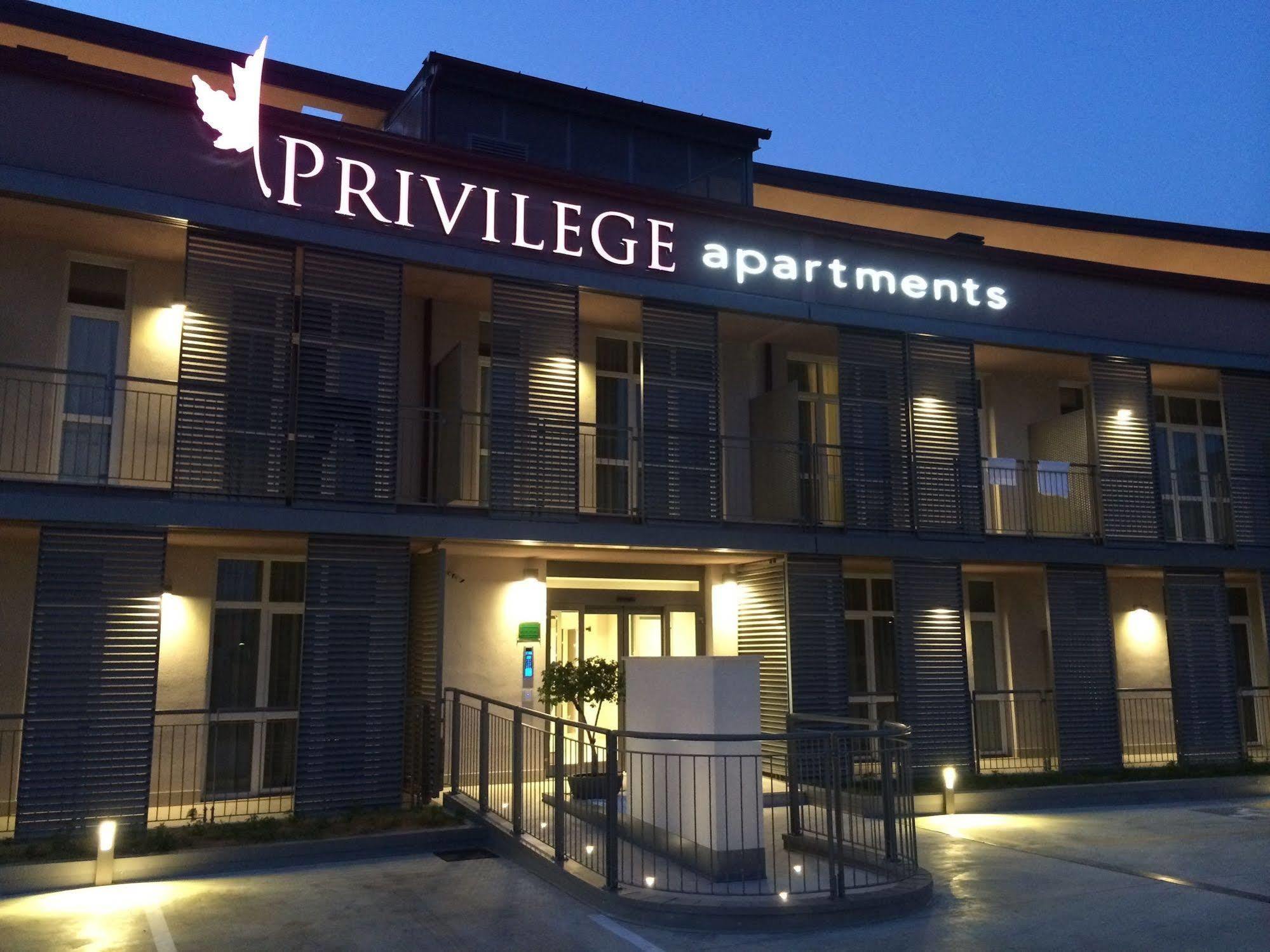 พรีวิเลจ อพาร์ตเมนต์ Aparthotel วิแมร์คาเต ภายนอก รูปภาพ